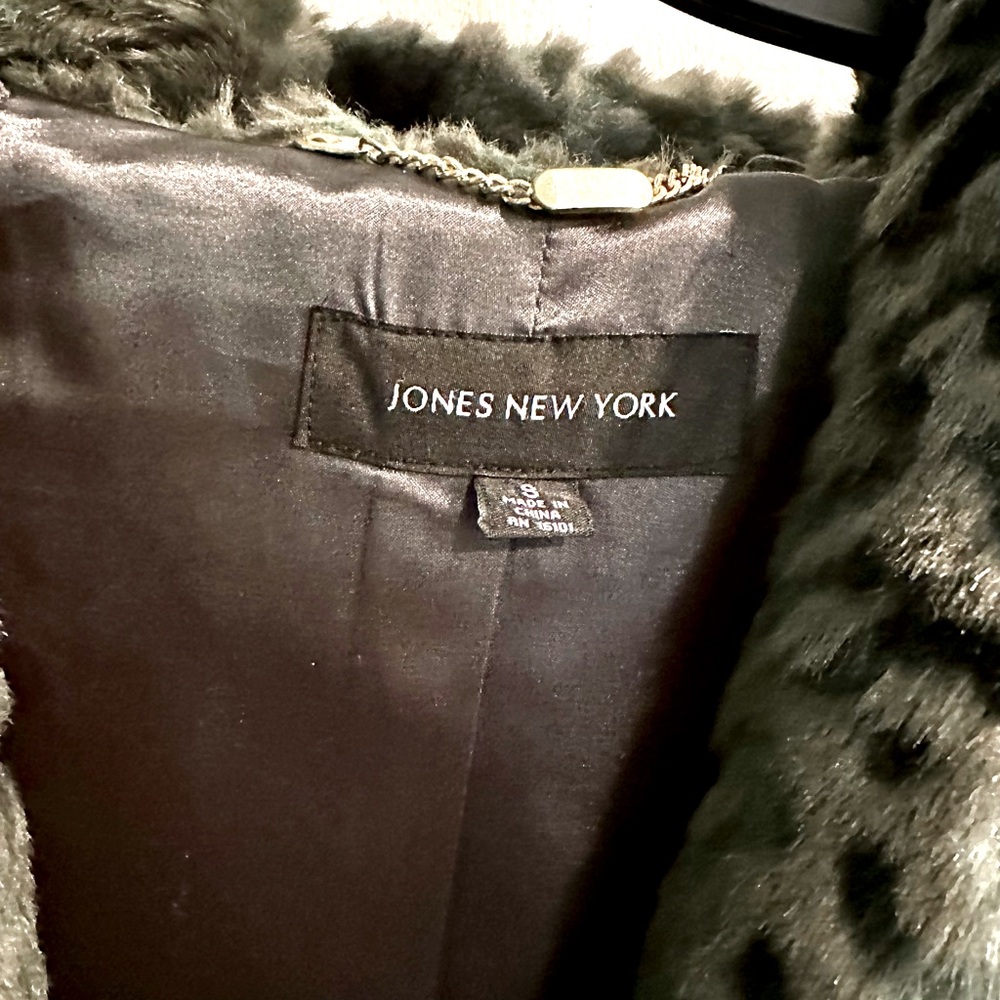 LIKE NEW Jones New York faux fur jacket with hoodie & pockets in dark blue/green - Picture 2 of 5